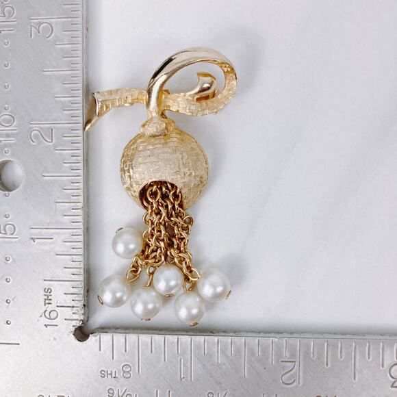 VTG 1960s Gold Tone Bow Brooch with Faux Pearl Tassel Drops Mid Century Jewelry - Picture 7 of 9